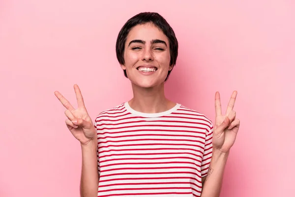 Joven Mujer Caucásica Aislada Sobre Fondo Rosa Mostrando Signo Victoria —  Fotos de Stock