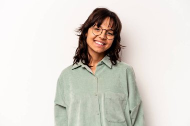 Beyaz arka planda izole edilmiş genç İspanyol kadın mutlu, güler yüzlü ve neşeli..