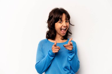 Beyaz arka planda izole edilmiş genç İspanyol kadın. Önü gösteren neşeli gülümsemeler..