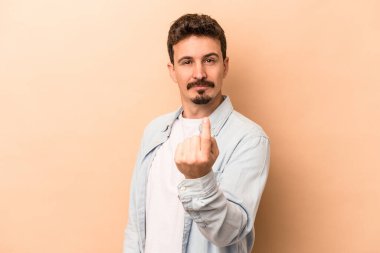 Beyazların arka planında izole edilmiş genç beyaz bir adam seni işaret ediyor. Sanki davet ediliyormuş gibi..