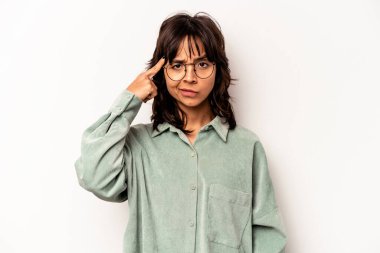 Beyaz arka planda izole edilmiş genç İspanyol bir kadın şakağı parmağıyla işaret ediyor, düşünüyor ve bir göreve odaklanıyor..