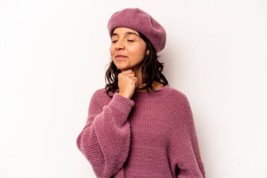 Beyaz arka planda izole edilmiş genç İspanyol kadın virüs ya da enfeksiyon yüzünden boğaz ağrısı çekiyor..