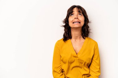 Beyaz arka planda izole edilmiş genç İspanyol kadın çok kızgın, öfkeli, hayal kırıklığına uğramış.