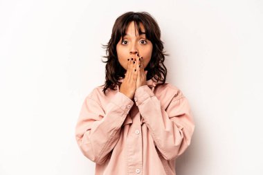 Beyaz arka planda izole edilmiş genç İspanyol kadın elleri endişeli bir şekilde ağzı örtüyor..