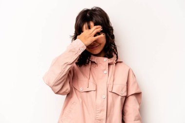 Beyaz arka planda izole edilmiş genç İspanyol kadın şakaklara dokunuyor ve baş ağrısı çekiyor..