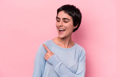 Pembe arka planda soyutlanmış beyaz bir kadın. Gülümsüyor, neşeli ve keyifli görünüyor..