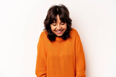 Beyaz arka planda izole edilmiş genç İspanyol kadın gülüyor ve gözlerini kapıyor, rahatlamış ve mutlu hissediyor..