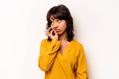 Beyaz arka planda izole edilmiş genç İspanyol kadın parmakları dudaklarında bir sır saklıyor..