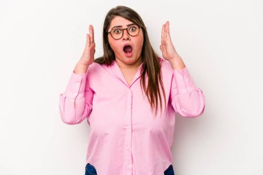 Beyaz arka planda izole edilmiş beyaz kilolu genç bir kadın şaşırdı ve şok oldu..