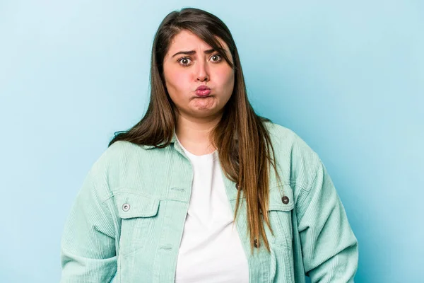 Jonge Blanke Vrouw Met Overgewicht Geïsoleerd Blauwe Achtergrond Blaast Wangen — Stockfoto