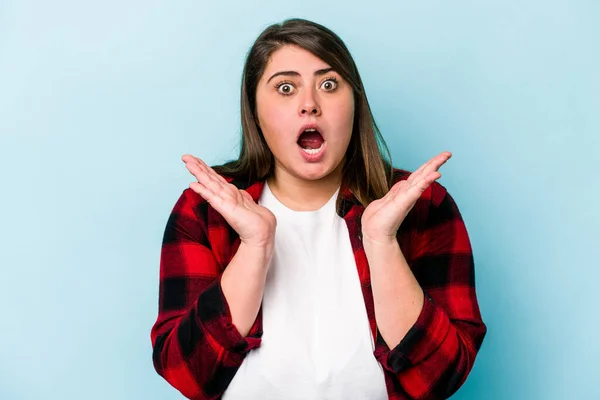 Jong Kaukasisch Overgewicht Vrouw Geïsoleerd Blauwe Achtergrond Verrast Geschokt — Stockfoto