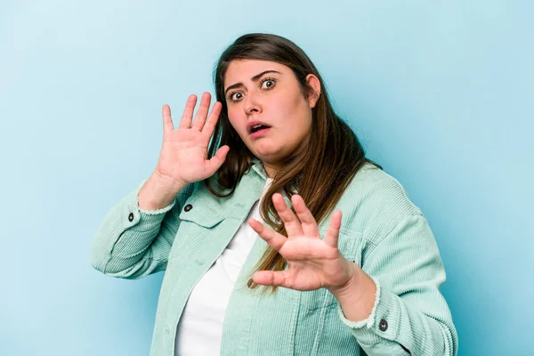 Junge Kaukasische Übergewichtige Frau Auf Blauem Hintergrund Isoliert Und Schockiert — Stockfoto