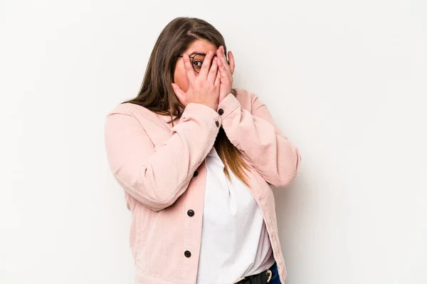 Jeune Femme Caucasienne Surpoids Isolé Sur Fond Blanc Clignote Travers — Photo