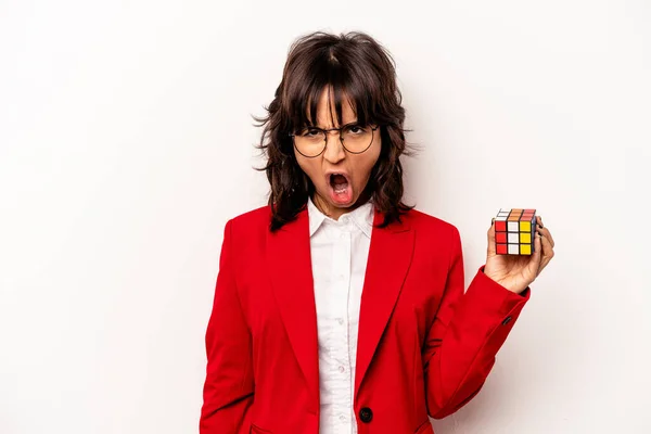 Mladá Obchodní Žena Drží Rubiks Kostka Izolované Bílém Pozadí Křičí — Stock fotografie