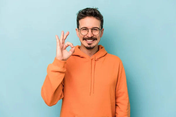 Jovem Caucasiano Homem Isolado Fundo Azul Alegre Confiante Mostrando Gesto — Fotografia de Stock