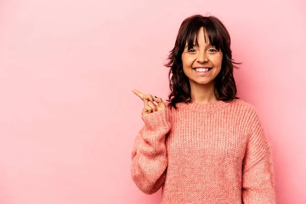 Mulher Hispânica Jovem Isolado Fundo Rosa Sorrindo Alegremente Apontando Com — Fotografia de Stock