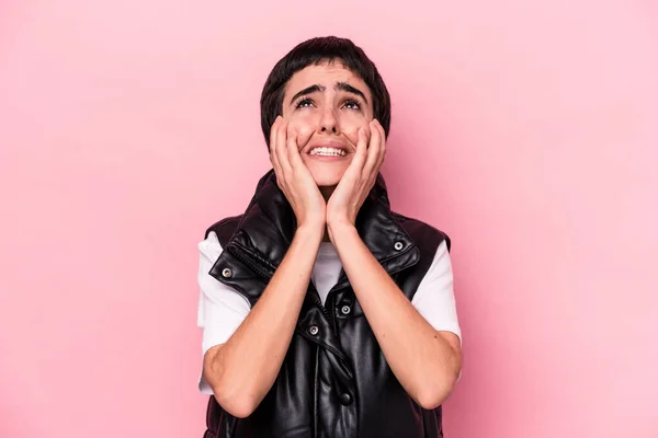 Ung Kaukasisk Kvinna Isolerad Rosa Bakgrund Gnälla Och Gråta Lösryckt — Stockfoto