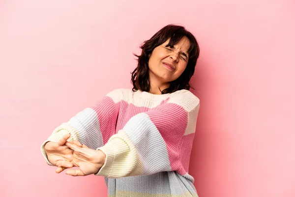 Mulher Hispânica Jovem Isolado Fundo Rosa Braços Alongamento Posição Relaxada — Fotografia de Stock