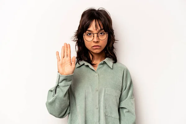 Mulher Hispânica Jovem Isolado Fundo Branco Com Mão Estendida Mostrando — Fotografia de Stock