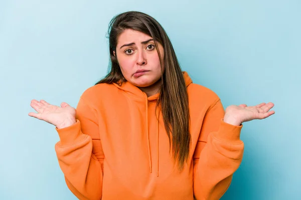 Young Caucasian Overweight Woman Isolated Blue Background Doubting Shrugging Shoulders — Stockfoto