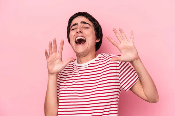 Jovem Caucasiano Mulher Isolado Rosa Fundo Gritando Para Céu Olhando — Fotografia de Stock