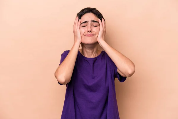 Joven Mujer Caucásica Aislada Sobre Fondo Beige Llorando Infeliz Con —  Fotos de Stock