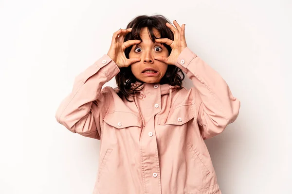 Young Hispanic Woman Isolated White Background Keeping Eyes Opened Find — Φωτογραφία Αρχείου