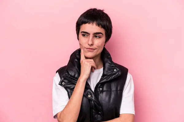 Mladá Běloška Izolovaná Růžovém Pozadí Přemýšlí Plánuje Strategii Přemýšlí Způsobu — Stock fotografie