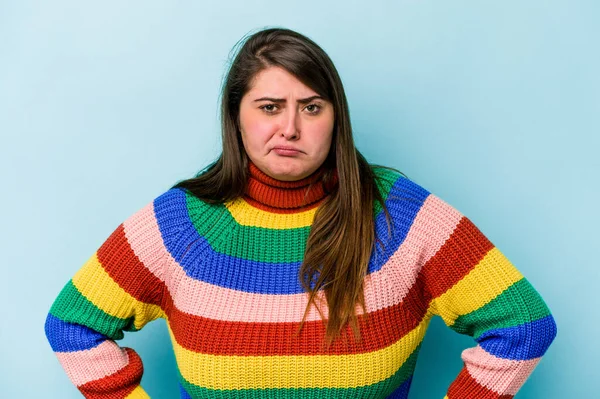 Junge Kaukasische Übergewichtige Frau Isoliert Auf Blauem Hintergrund Trauriges Ernstes — Stockfoto