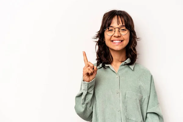 Mulher Hispânica Jovem Isolado Fundo Branco Mostrando Número Com Dedo — Fotografia de Stock