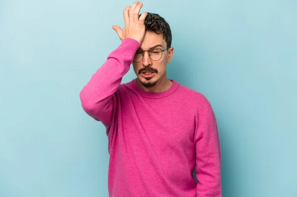 Joven Hombre Caucásico Aislado Sobre Fondo Azul Olvidando Algo Golpeando — Foto de Stock