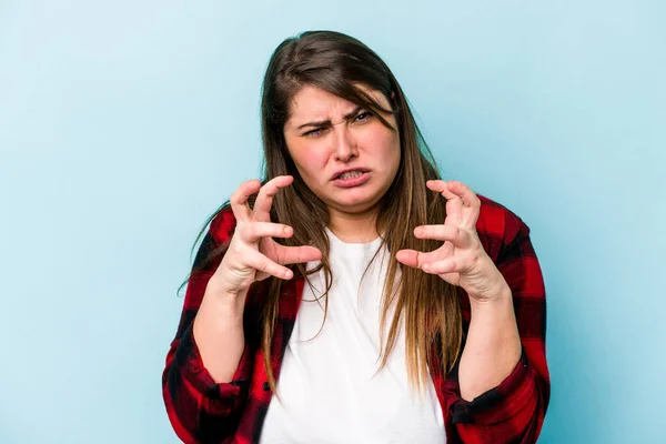 Jong Kaukasisch Overgewicht Vrouw Geïsoleerd Blauwe Achtergrond Boos Schreeuwen Met — Stockfoto