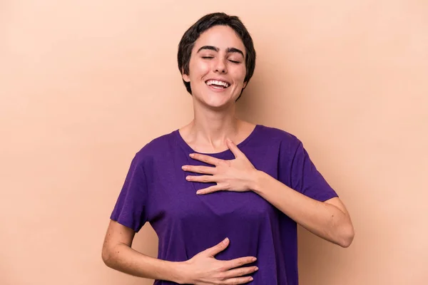 Jonge Blanke Vrouw Geïsoleerd Beige Achtergrond Lacht Gelukkig Heeft Plezier — Stockfoto