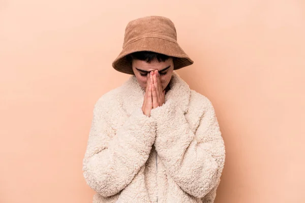 Mladá Běloška Izolovaná Béžovém Pozadí Modlící Projevující Oddanost Věřící Hledající — Stock fotografie