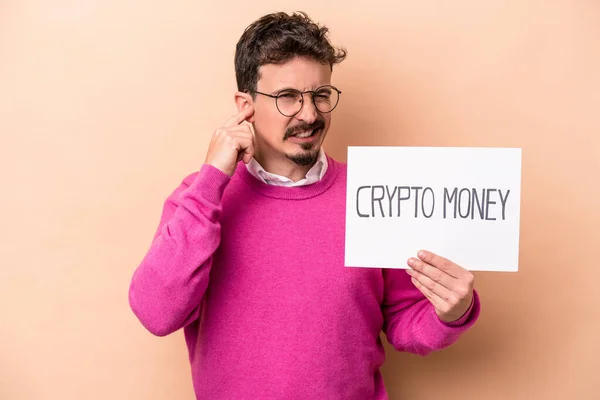 Giovane Uomo Caucasico Possesso Cartello Cripto Denaro Isolato Sfondo Beige — Foto Stock