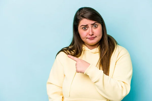 Junge Kaukasische Übergewichtige Frau Isoliert Auf Blauem Hintergrund Lächelnd Und — Stockfoto
