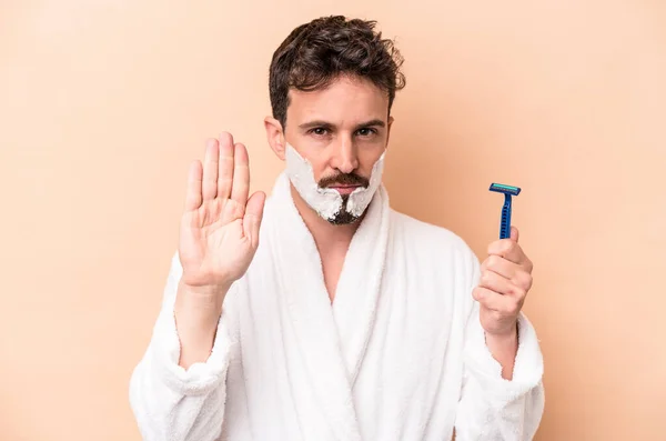 Young Caucasian Man Wearing Shaving Foam Holding Razor Blade Isolated — Stock Photo, Image