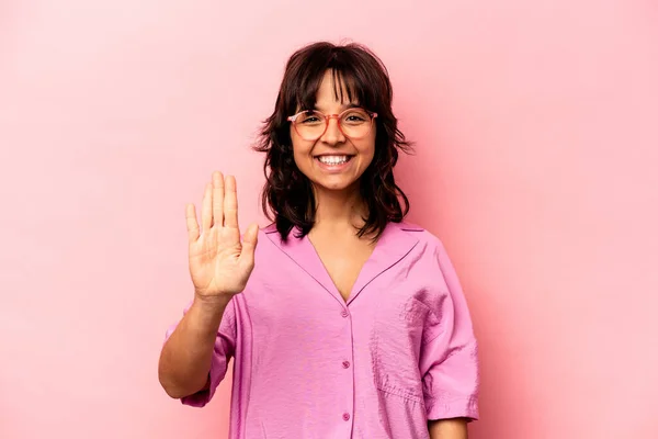 Mladá Hispánská Žena Izolované Růžovém Pozadí Úsměvem Veselý Ukazující Číslo — Stock fotografie