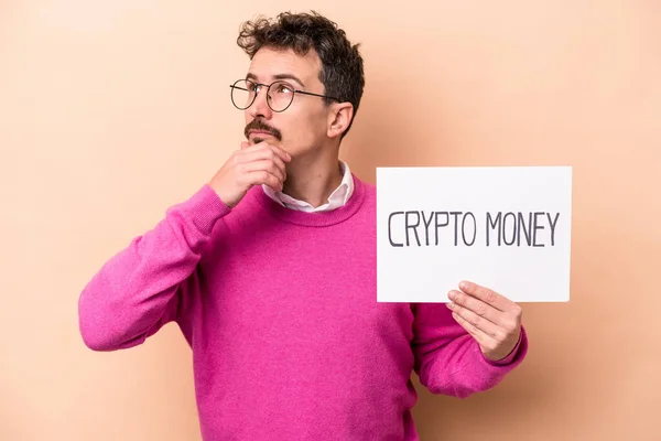 Giovane Uomo Caucasico Possesso Cartello Cripto Denaro Isolato Sfondo Beige — Foto Stock