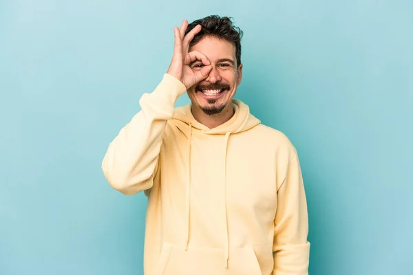 Jovem Caucasiano Homem Isolado Azul Fundo Animado Mantendo Gesto Olho — Fotografia de Stock