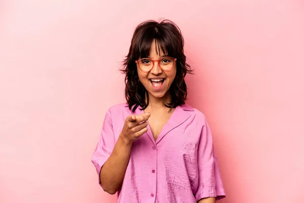 Mladá Hispánská Žena Izolované Růžovém Pozadí Veselé Úsměvy Ukazující Dopředu — Stock fotografie