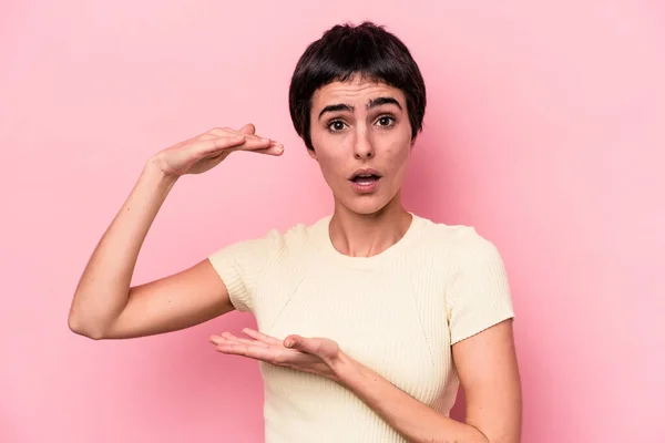 Mujer Joven Caucásica Aislada Sobre Fondo Rosa Sosteniendo Algo Con — Foto de Stock