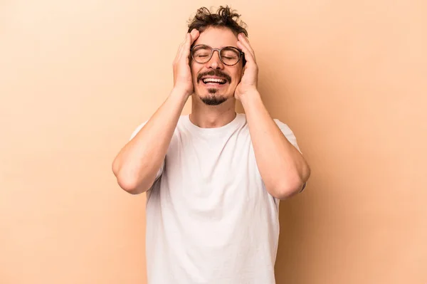 Jonge Blanke Man Geïsoleerd Beige Achtergrond Lacht Vreugdevol Handen Het — Stockfoto