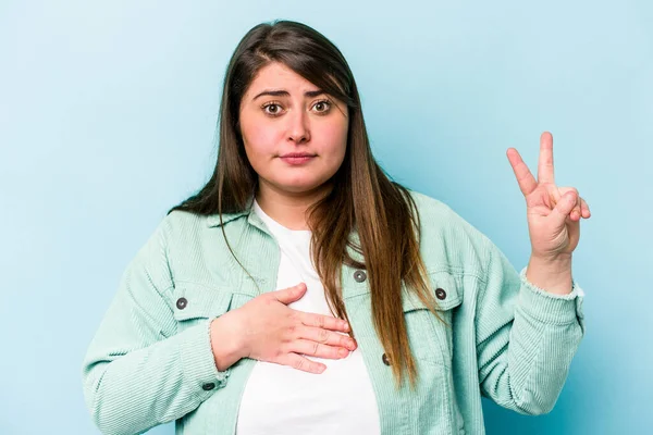 Young Caucasian Overweight Woman Isolated Blue Background Taking Oath Putting — Stock Photo, Image