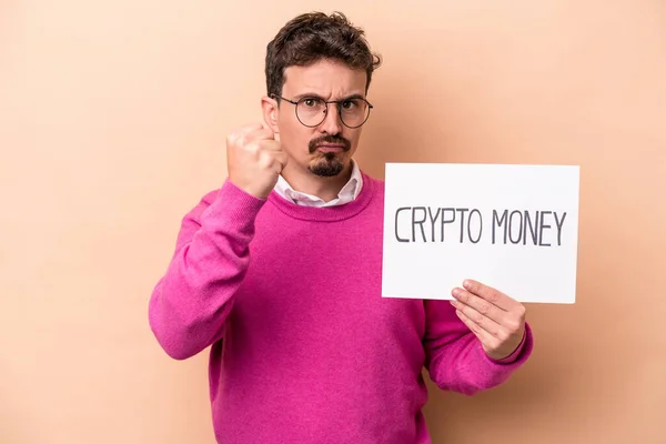 Giovane Uomo Caucasico Possesso Cartello Cripto Denaro Isolato Sfondo Beige — Foto Stock