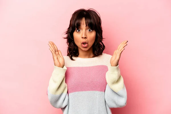 Mujer Hispana Joven Aislada Sobre Fondo Rosa Teniendo Una Idea — Foto de Stock