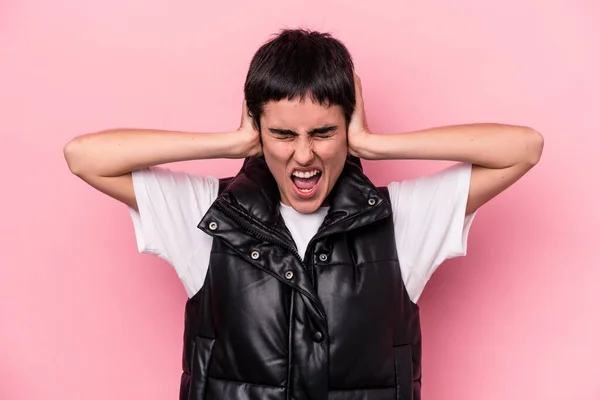 Young Caucasian Woman Isolated Pink Background Covering Ears Hands Trying — Stock Photo, Image