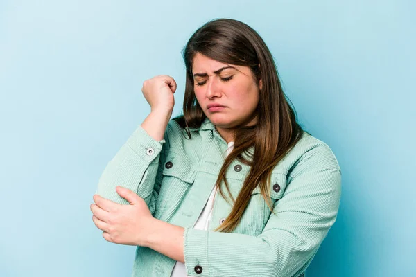 Jonge Blanke Vrouw Met Overgewicht Geïsoleerd Blauwe Achtergrond Masseren Elleboog — Stockfoto