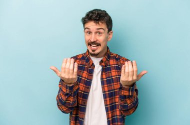 Kafkasyalı genç adam mavi arka planda izole edilmiş seni işaret ediyor sanki davet ediliyormuş gibi..