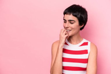 Pembe arka planda izole edilmiş genç beyaz kadın rahatça fotokopi odasına bakan bir şey düşünüyor..